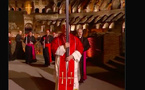 Vendredi saint - Le pape Léon XIV porte la croix lors de la procession à Rome