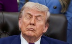"Son comportement fait parler" : pourquoi la santé de Donald Trump, qui fête ses 80 ans, est observée avec soin aux Etats-Unis
