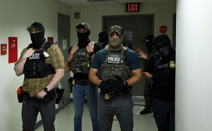 État de New York - La police de l’immigration sommée de se démasquer