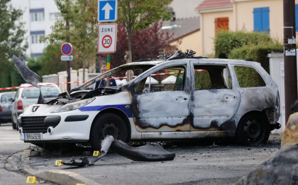 Policiers brûlés à Paris : cinq jeunes condamnés à de la prison ferme