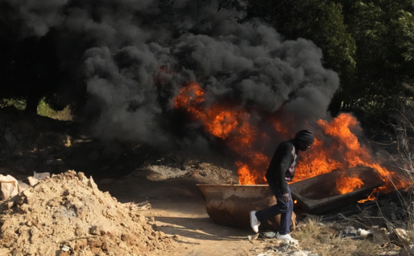 Afrique du Sud - Des manifestants en colère pourchassent des mineurs illégaux après un viol collectif