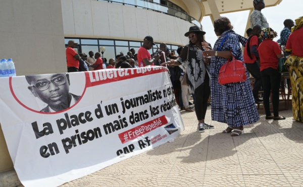 Sénégal : forte pression pour la libération du journaliste emprisonné Pape Alé Niang