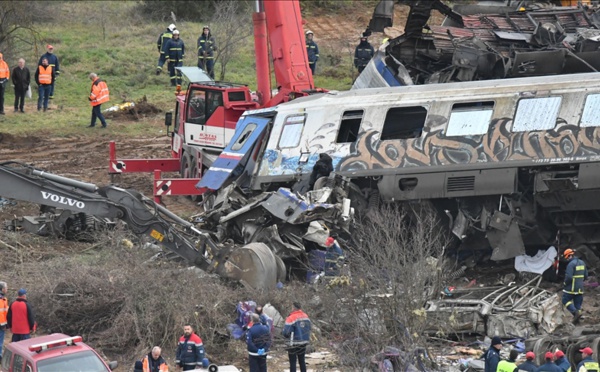 En Grèce, une collision entre deux trains fait au moins 36 morts, deuil national de trois jours