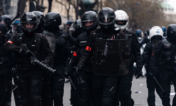 Enregistrement d'une arrestation de la Brav-M : "Au moment des palpations, un policier m'a attrapé par le s...", dénonce un des manifestants interpellé
