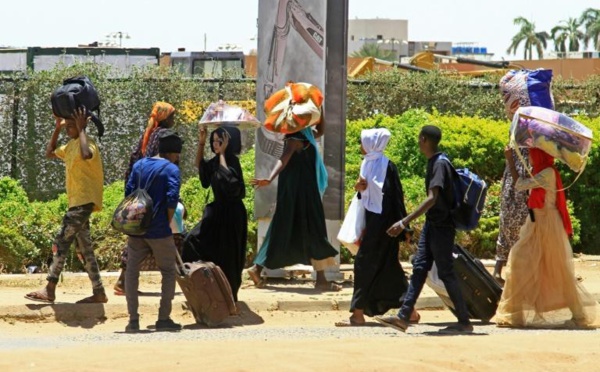 A Khartoum, des milliers de civils fuient entre les cadavres pour échapper aux combats