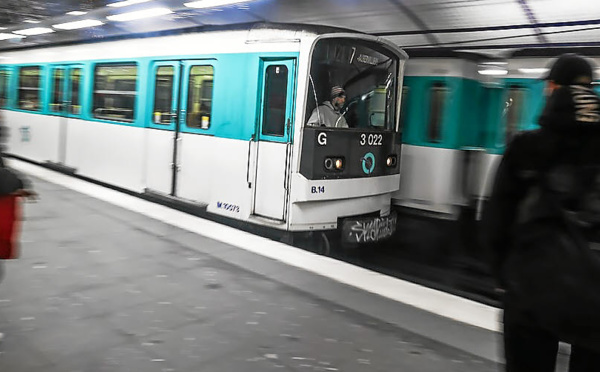 Une femme meurt, son manteau coincé dans une porte de wagon du métro parisien