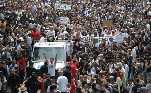 Adolescent tué en France - Le policier inculpé pour homicide volontaire, violences lors d’une marche blanche