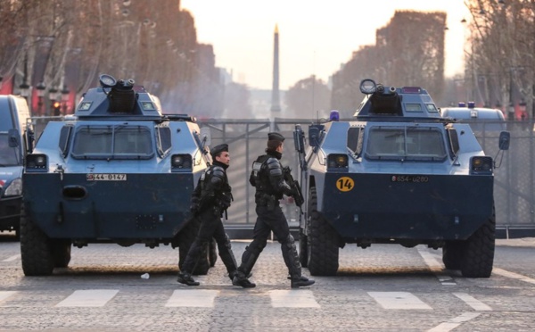 France : des blindés contre les violences