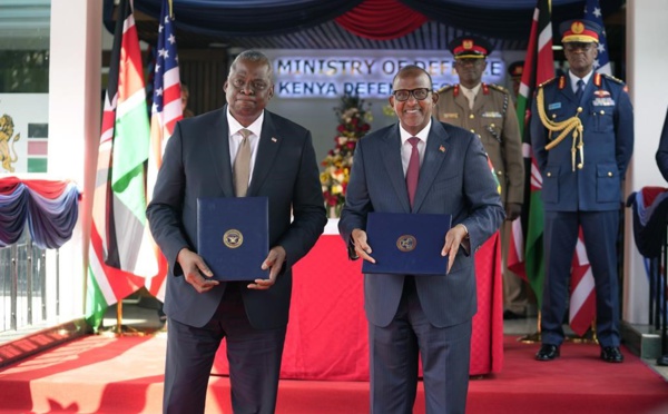 Le secrétaire américain à la Défense Lloyd Austin et le ministre kenyan de la Défense Aden Dual tiennent des copies de l’entente signée pour venir en aide à Haïti, le 25 septembre à Nairobi, au Kenya.