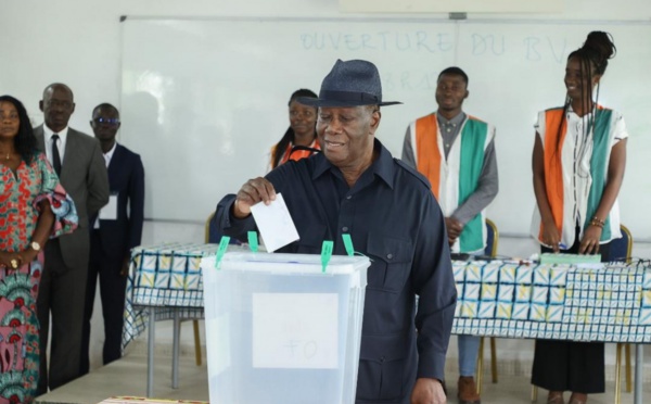 Le president Alassane Ouattara lors du vote des élections locales