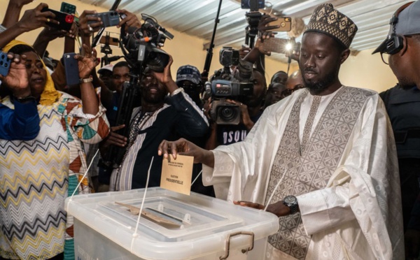 Sénégal: le candidat antisystème proche d'une victoire aux airs de séisme politique