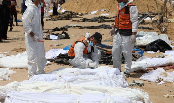 Le nombre de corps découverts dans une fosse commune à l’hôpital Nasser augmente à 283