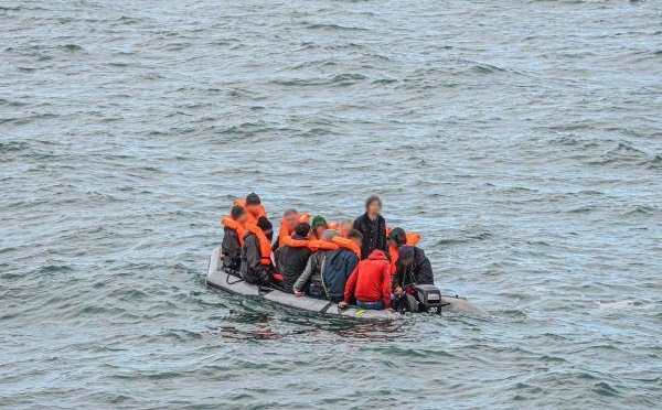 Manche : la Défenseure des droits met en cause l’usage d’armes « intermédiaires » contre des migrants