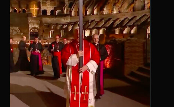 Vendredi saint - Le pape Léon XIV porte la croix lors de la procession à Rome