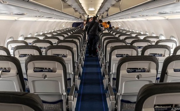 Après six semaines de guerre, le secteur aérien en proie à un double choc