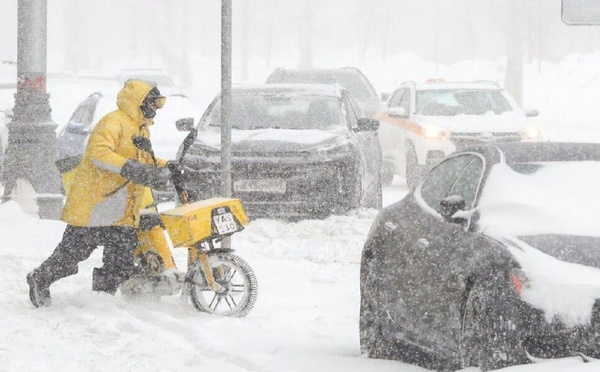 Russie - Une tempête de neige tardive surprend Moscou
