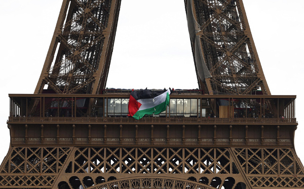 France : six interpellations après le déploiement d’un drapeau palestinien sur la tour Eiffel pour commémorer la Nakba