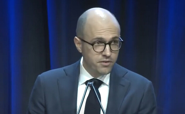 Le directeur du New York Times charge les entreprises d'IA au congrès mondial des médias