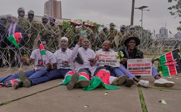 Kenya: démonstration de force de policiers au deuxième anniversaire d'une répression sanglante