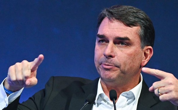 Brésil: au nom du père, Flavio Bolsonaro lancé dans la course présidentielle