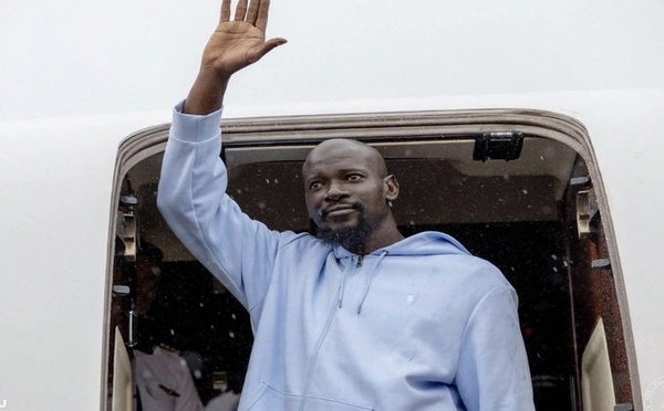 Le départ en vacances du président Mamadi Doumbouya vu par la presse africaine (IA)