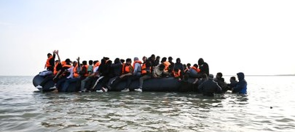 France-Royaume-Uni : 230 migrants traversent la Manche à bord d'une seule embarcation, un record