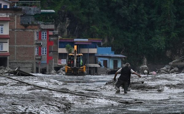 Crue dévastatrice au Népal et en Chine : près de 400 morts, les secours recherchent plus de 1.400 disparus