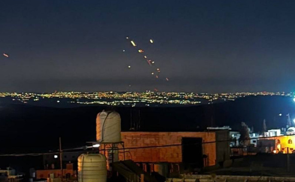 L'Iran balance des salves de missiles sur une base US en Jordanie et des navires de guerre américains