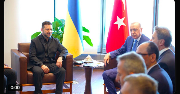 Ukraine : Zelensky soutient la tenue d'un sommet tripartite en Türkiye pour mettre fin au conflit