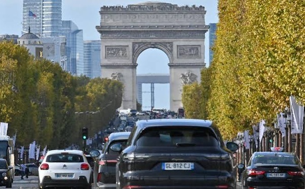 France : en pleine mobilisation, un jeune homme de 22 ans meurt après avoir chuté de l’Arc de Triomphe